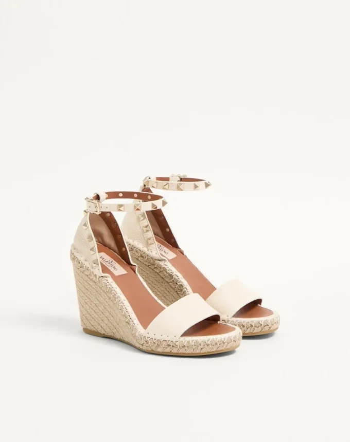Sandales compensées à double Rockstud en cuir de veau grainé 105 mm