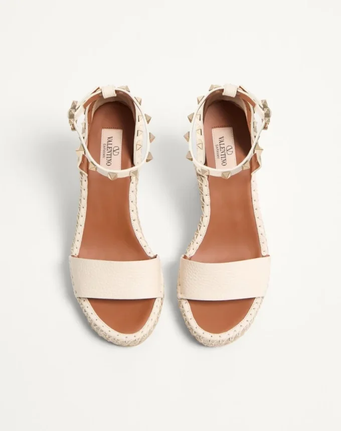 Sandales compensées à double Rockstud en cuir de veau grainé 105 mm