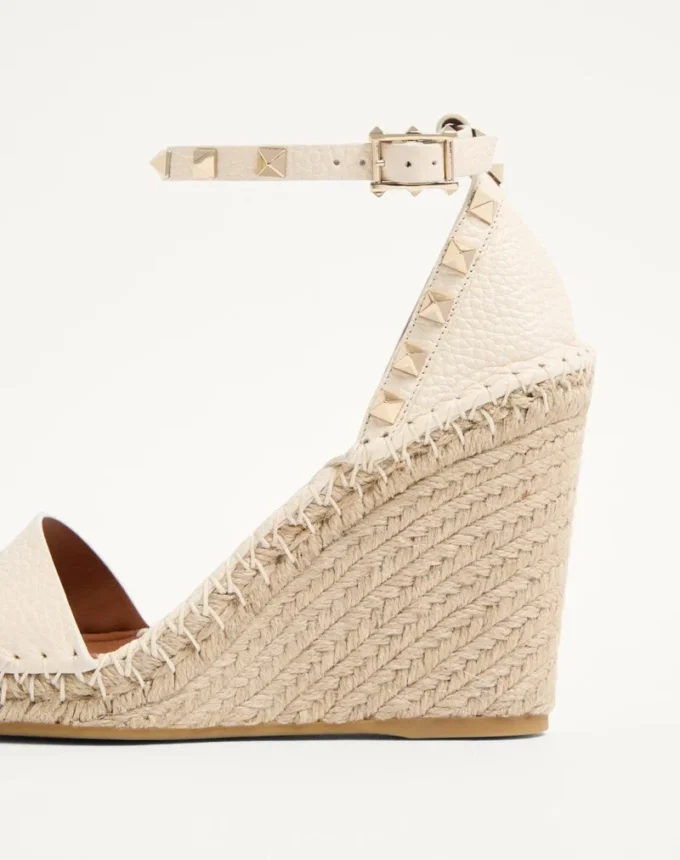 Sandales compensées à double Rockstud en cuir de veau grainé 105 mm