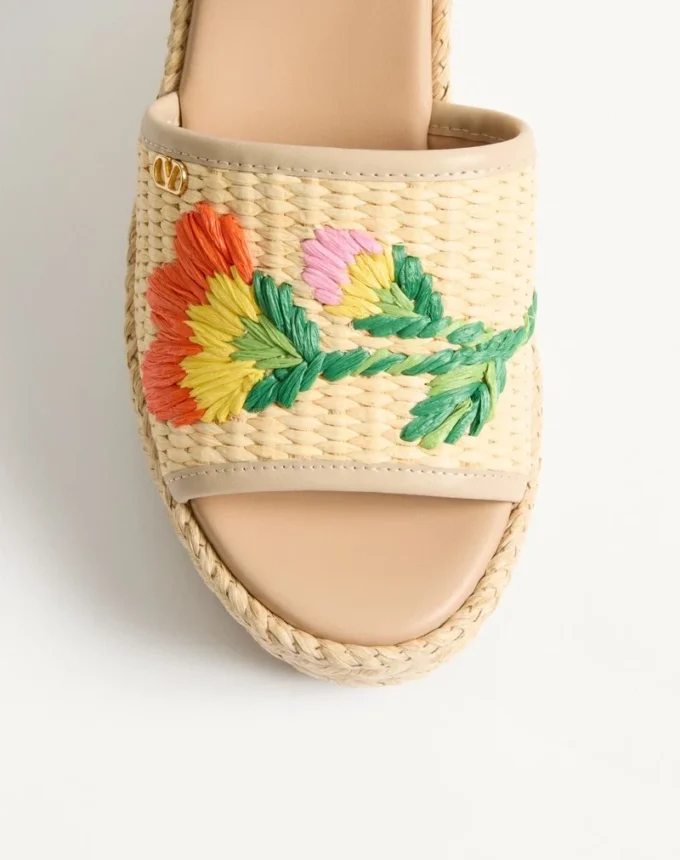 Sandales compensées en raphia Bribri avec broderies florales 115 mm Sandales compensées en raphia Bribri avec broderies florales 115 mm