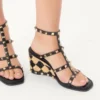 Sandales compensées Rockstud en cuir de veau avec broderie à carreaux 80 mm Sandales compensées Rockstud en cuir de veau avec broderie à carreaux 80 mm