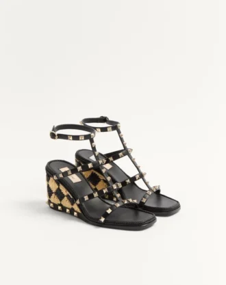 Sandales compensées Rockstud en cuir de veau avec broderie à carreaux 80 mm Sandales compensées Rockstud en cuir de veau avec broderie à carreaux 80 mm