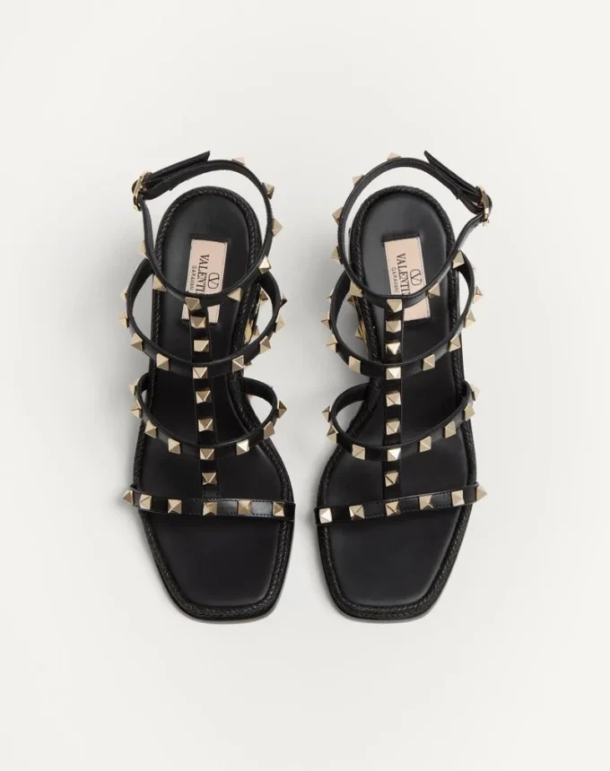 Sandales compensées Rockstud en cuir de veau avec broderie à carreaux 80 mm Sandales compensées Rockstud en cuir de veau avec broderie à carreaux 80 mm