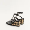 Sandales compensées Rockstud en cuir de veau avec broderie à carreaux 80 mm Sandales compensées Rockstud en cuir de veau avec broderie à carreaux 80 mm
