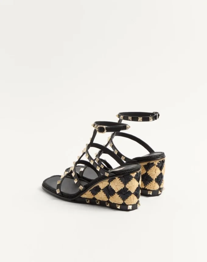 Sandales compensées Rockstud en cuir de veau avec broderie à carreaux 80 mm Sandales compensées Rockstud en cuir de veau avec broderie à carreaux 80 mm