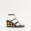 Sandales compensées Rockstud en cuir de veau avec broderie à carreaux 80 mm Sandales compensées Rockstud en cuir de veau avec broderie à carreaux 80 mm