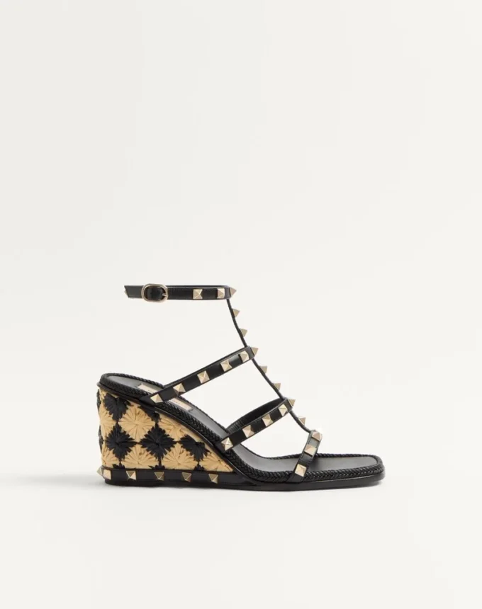 Sandales compensées Rockstud en cuir de veau avec broderie à carreaux 80 mm Sandales compensées Rockstud en cuir de veau avec broderie à carreaux 80 mm