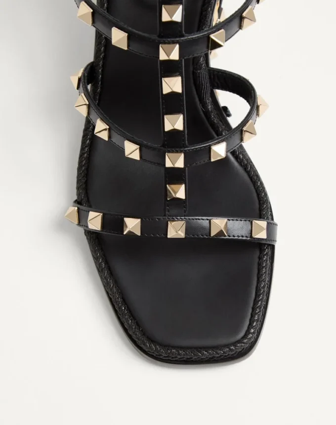 Sandales compensées Rockstud en cuir de veau avec broderie à carreaux 80 mm Sandales compensées Rockstud en cuir de veau avec broderie à carreaux 80 mm