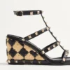 Sandales compensées Rockstud en cuir de veau avec broderie à carreaux 80 mm Sandales compensées Rockstud en cuir de veau avec broderie à carreaux 80 mm