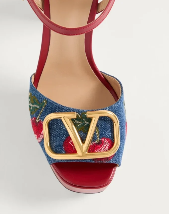 Sandales à plateforme en denim avec broderie Cherryfic et signature VLogo 115 mm Sandales à plateforme en denim avec broderie Cherryfic et signature VLogo 115 mm