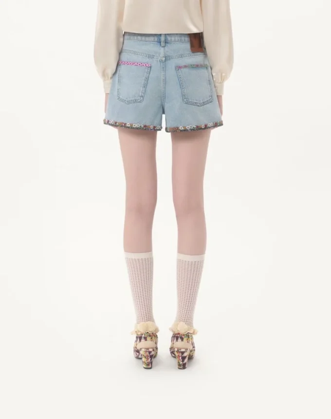 Short en denim brodé Short en denim brodé