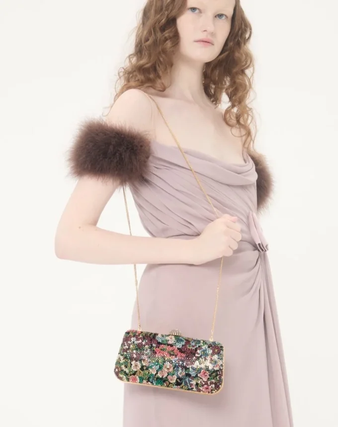 Valentino Garavani Minaudière Carry Secrets avec motif strass Apres L’Hiver Valentino Garavani Minaudière Carry Secrets avec motif strass Apres L’Hiver