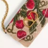 Valentino Garavani Vain Pochette brodée avec motif Cherryfic Valentino Garavani Vain Pochette brodée avec motif Cherryfic