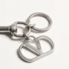 Valentino Garavani Vlogo Signature Charm métallique pour sac avec porte-clés Valentino Garavani Vlogo Signature Charm métallique pour sac avec porte-clés
