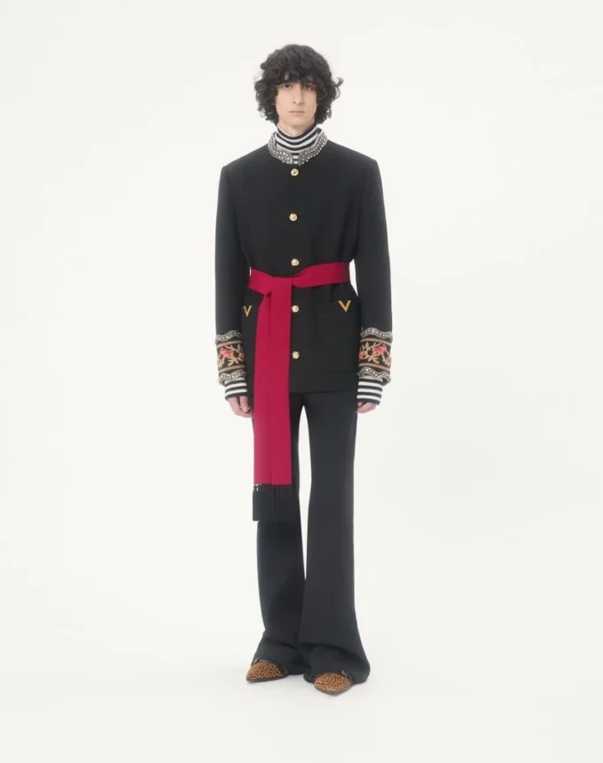 Veste brodée Valentino avec ceinture en gabardine de laine avec VGold Veste brodée Valentino avec ceinture en gabardine de laine avec VGold