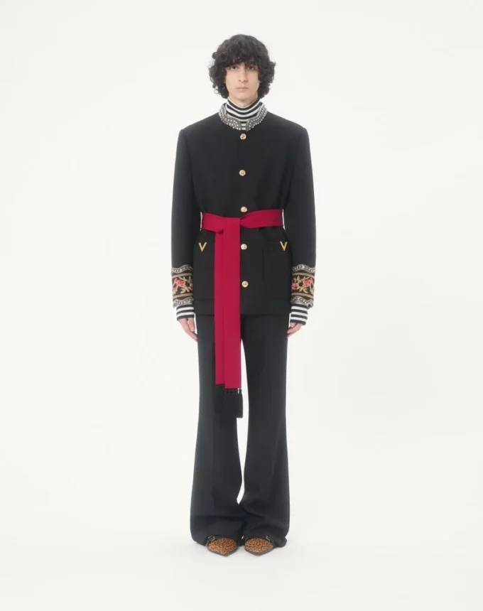 Veste brodée Valentino avec ceinture en gabardine de laine avec VGold Veste brodée Valentino avec ceinture en gabardine de laine avec VGold