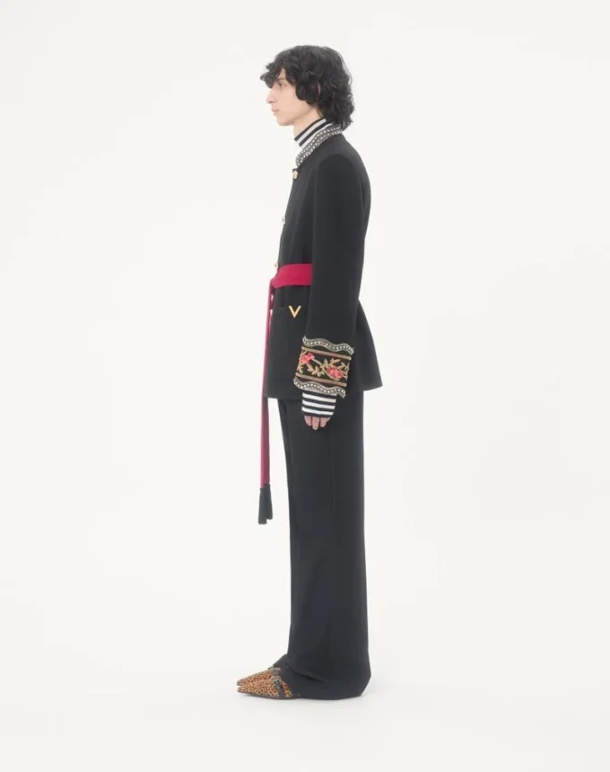 Veste brodée Valentino avec ceinture en gabardine de laine avec VGold Veste brodée Valentino avec ceinture en gabardine de laine avec VGold