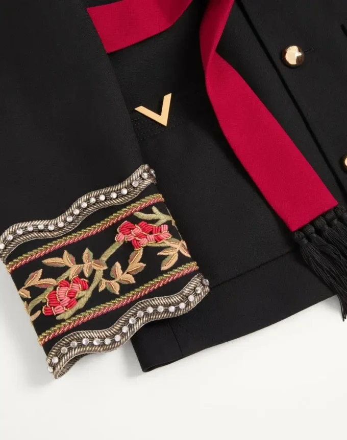 Veste brodée Valentino avec ceinture en gabardine de laine avec VGold Veste brodée Valentino avec ceinture en gabardine de laine avec VGold