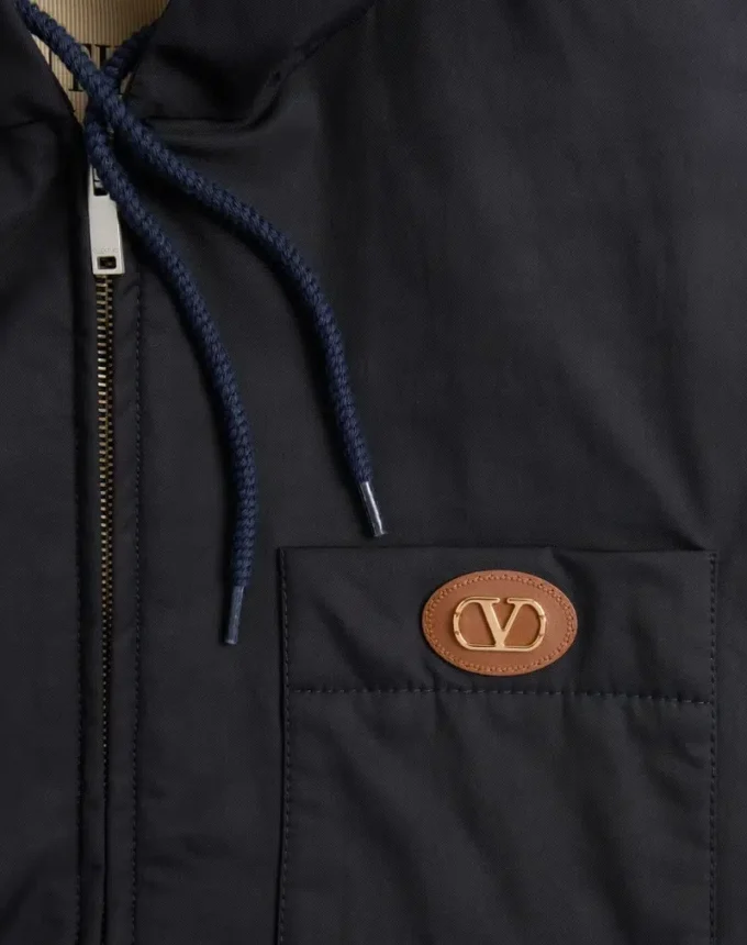 Veste à capuche en nylon avec patch VLogo Veste à capuche en nylon avec patch VLogo