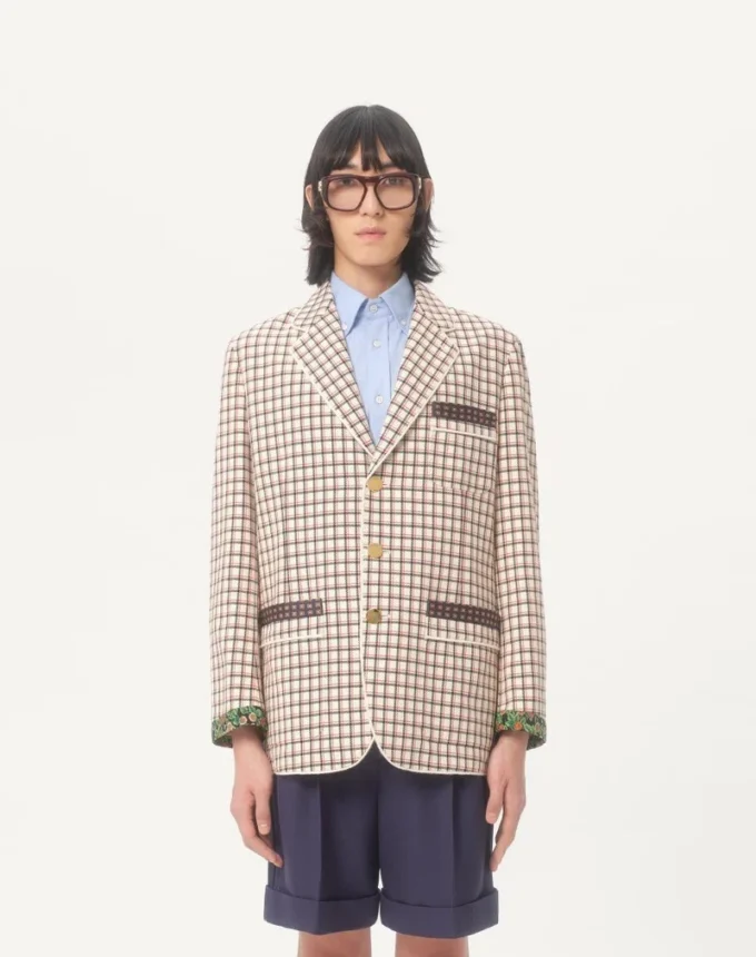 Veste en coton à simple boutonnage avec motif à carreaux et bords imprimés Veste en coton à simple boutonnage avec motif à carreaux et bords imprimés