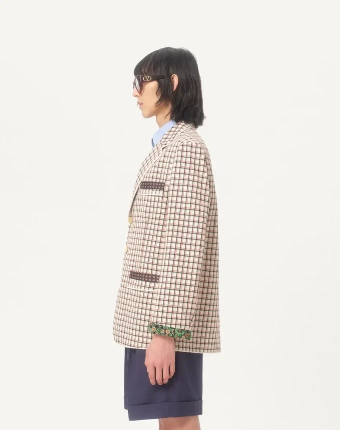 Veste en coton à simple boutonnage avec motif à carreaux et bords imprimés Veste en coton à simple boutonnage avec motif à carreaux et bords imprimés