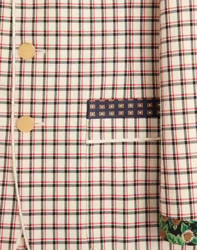 Veste en coton à simple boutonnage avec motif à carreaux et bords imprimés Veste en coton à simple boutonnage avec motif à carreaux et bords imprimés