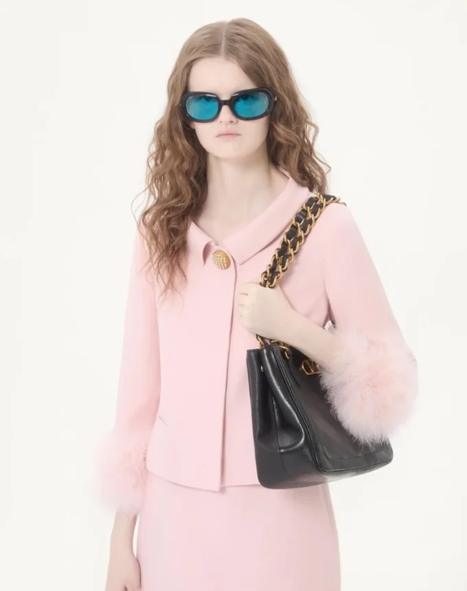 Veste en crêpe couture avec plumes Veste en crêpe couture avec plumes