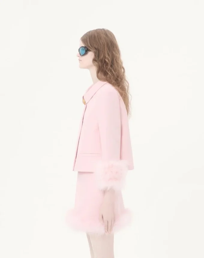 Veste en crêpe couture avec plumes Veste en crêpe couture avec plumes