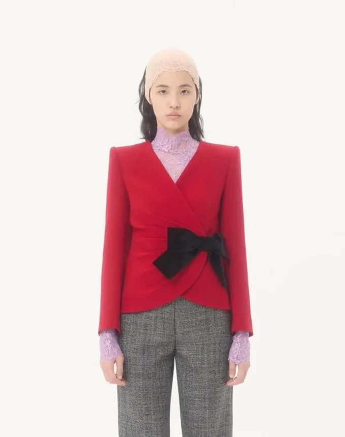 Veste en crêpe de laine avec nœud contrasté Veste en crêpe de laine avec nœud contrasté
