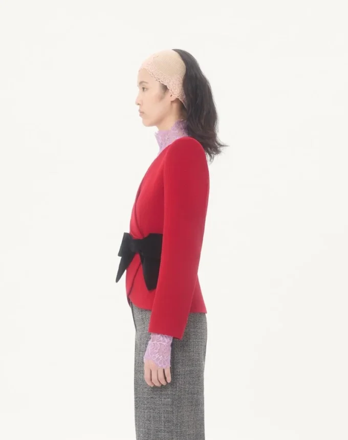 Veste en crêpe de laine avec nœud contrasté Veste en crêpe de laine avec nœud contrasté