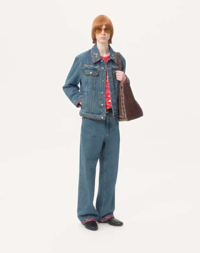 Veste en denim avec broderies de perles et bords imprimés Veste en denim avec broderies de perles et bords imprimés