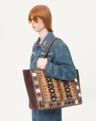 Veste en denim avec broderies de perles et bords imprimés