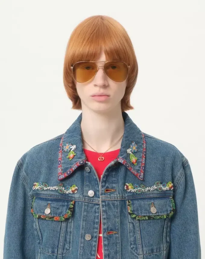 Veste en denim avec broderies de perles et bords imprimés Veste en denim avec broderies de perles et bords imprimés