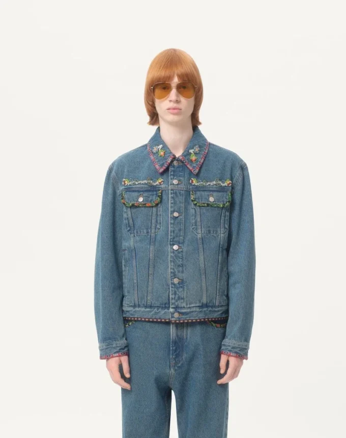 Veste en denim avec broderies de perles et bords imprimés Veste en denim avec broderies de perles et bords imprimés