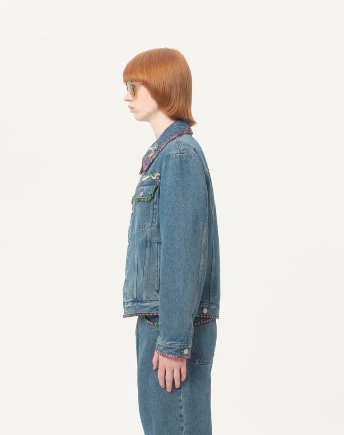 Veste en denim avec broderies de perles et bords imprimés Veste en denim avec broderies de perles et bords imprimés