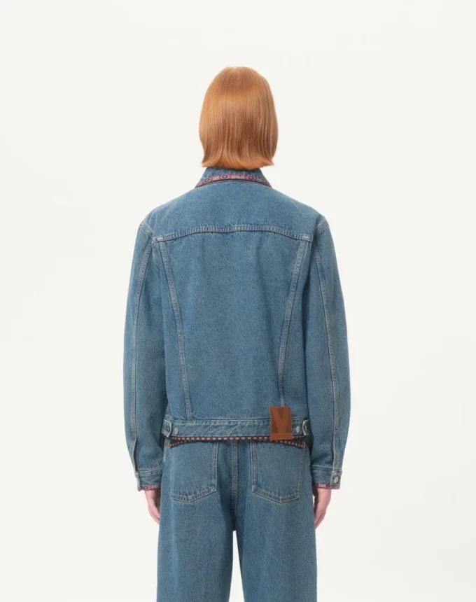 Veste en denim avec broderies de perles et bords imprimés Veste en denim avec broderies de perles et bords imprimés