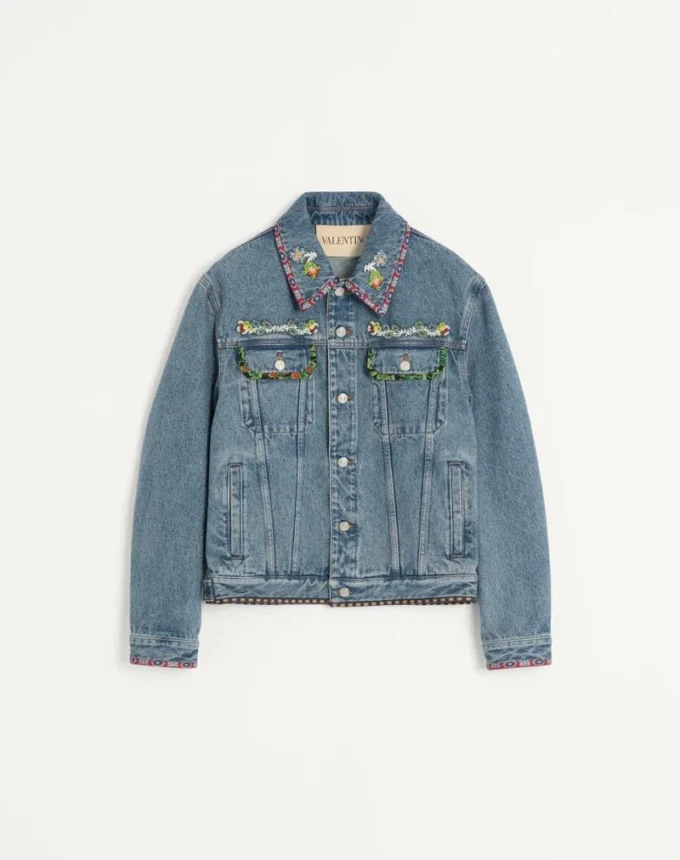 Veste en denim avec broderies de perles et bords imprimés Veste en denim avec broderies de perles et bords imprimés