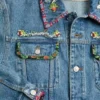 Veste en denim avec broderies de perles et bords imprimés Veste en denim avec broderies de perles et bords imprimés