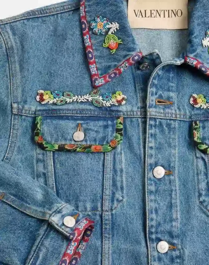 Veste en denim avec broderies de perles et bords imprimés Veste en denim avec broderies de perles et bords imprimés