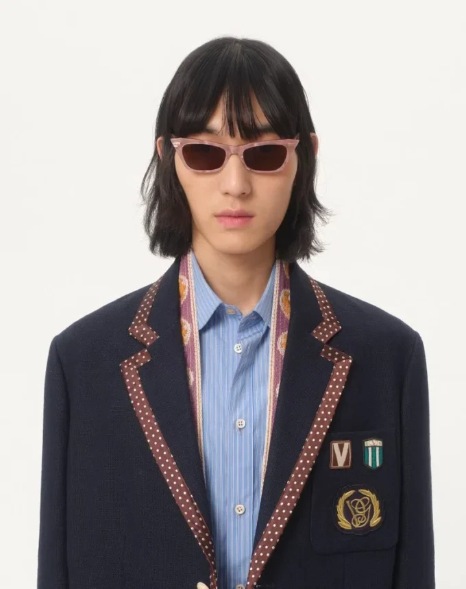 Veste en lin à simple boutonnage avec broderies et empiècements en perles Veste en lin à simple boutonnage avec broderies et empiècements en perles