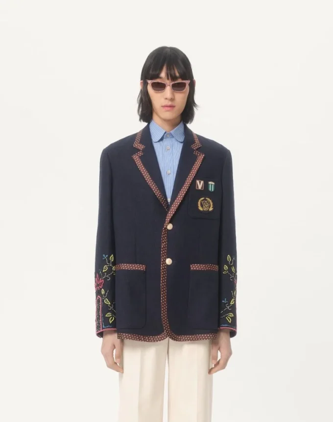 Veste en lin à simple boutonnage avec broderies et empiècements en perles Veste en lin à simple boutonnage avec broderies et empiècements en perles