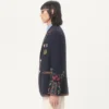 Veste en lin à simple boutonnage avec broderies et empiècements en perles Veste en lin à simple boutonnage avec broderies et empiècements en perles