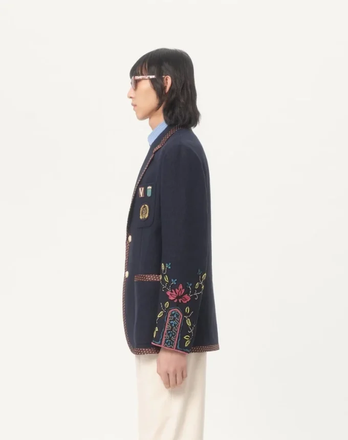Veste en lin à simple boutonnage avec broderies et empiècements en perles Veste en lin à simple boutonnage avec broderies et empiècements en perles