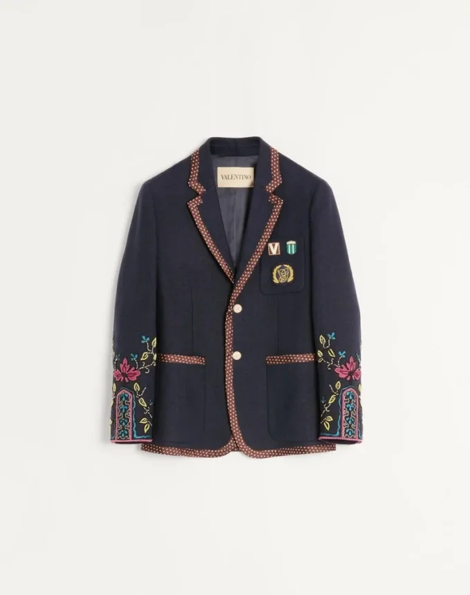 Veste en lin à simple boutonnage avec broderies et empiècements en perles Veste en lin à simple boutonnage avec broderies et empiècements en perles