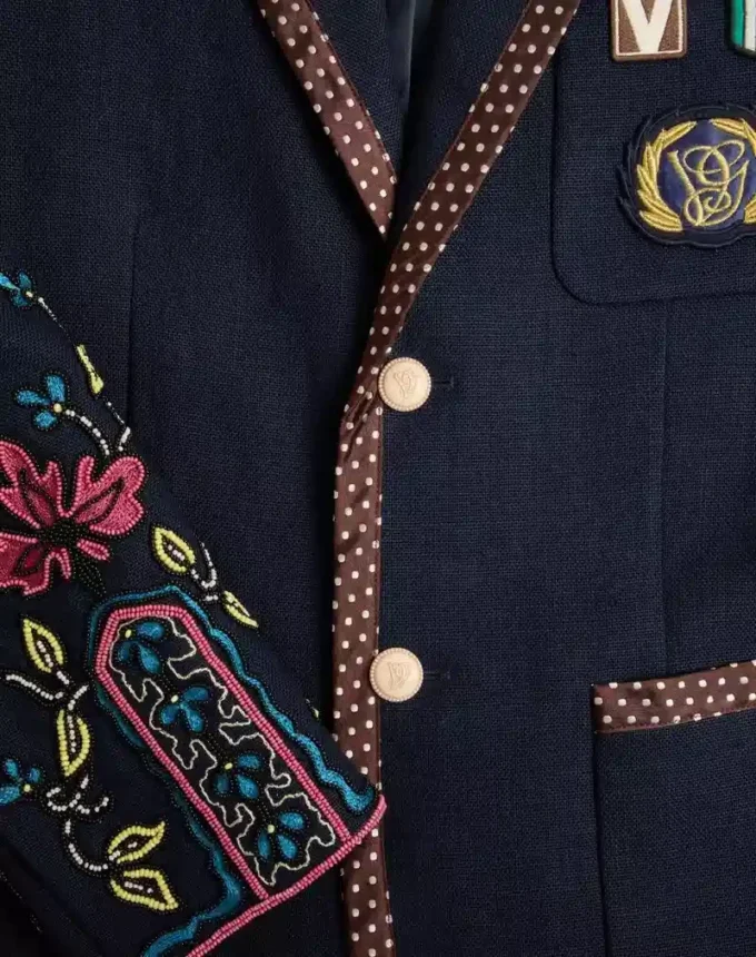 Veste en lin à simple boutonnage avec broderies et empiècements en perles Veste en lin à simple boutonnage avec broderies et empiècements en perles
